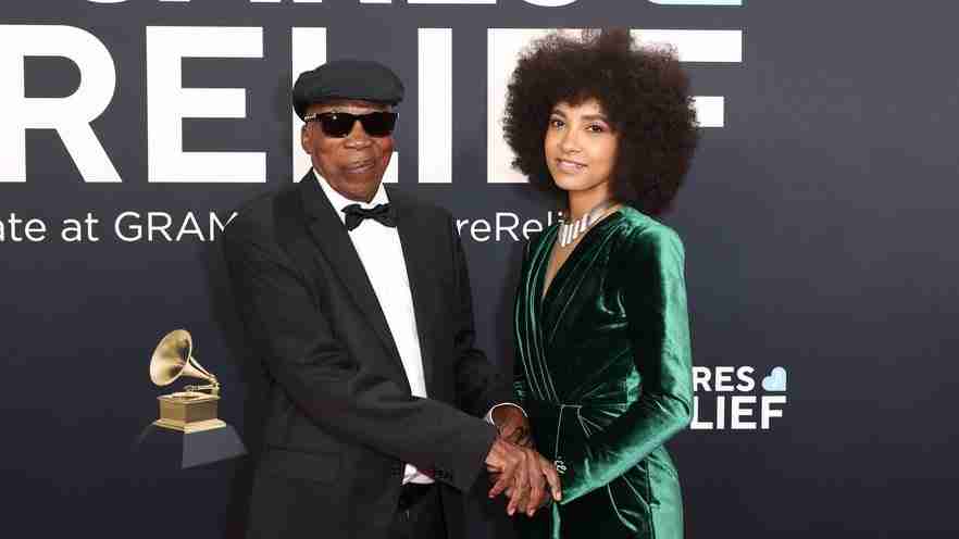 Milton Nascimento e Esperanza Spalding no tapete vermelho do Grammy 2025